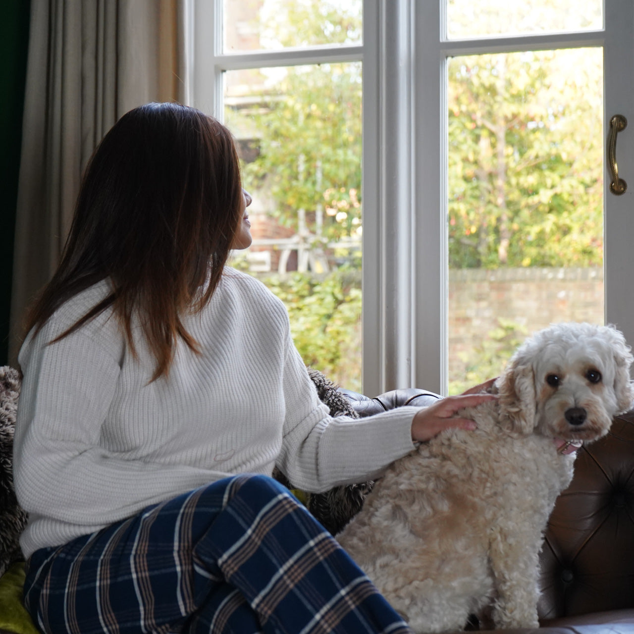 Navy brushed flannel pyjama bottoms in a warm plaid pattern, crafted for comfort with a soft, cozy fabric suitable for colder weather.