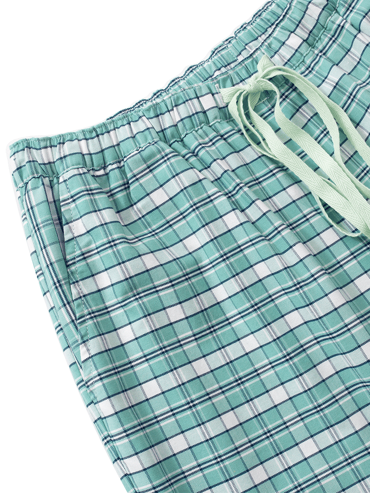 
                                            
                                                Waist detail of mid-rise pyjama bottoms in green plaid, featuring an elastic waistband with a matching drawstring for comfort and fit, side pockets, and crafted from thick cotton Oxford.
                                            
                                        