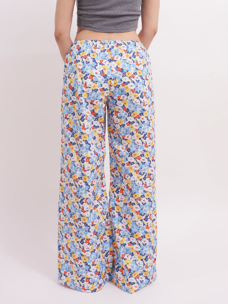 
                                            
                                                LOW-RISE WIDE-LEG Lounge Pants in Blue Ditsy Floral Print
                                            
                                        